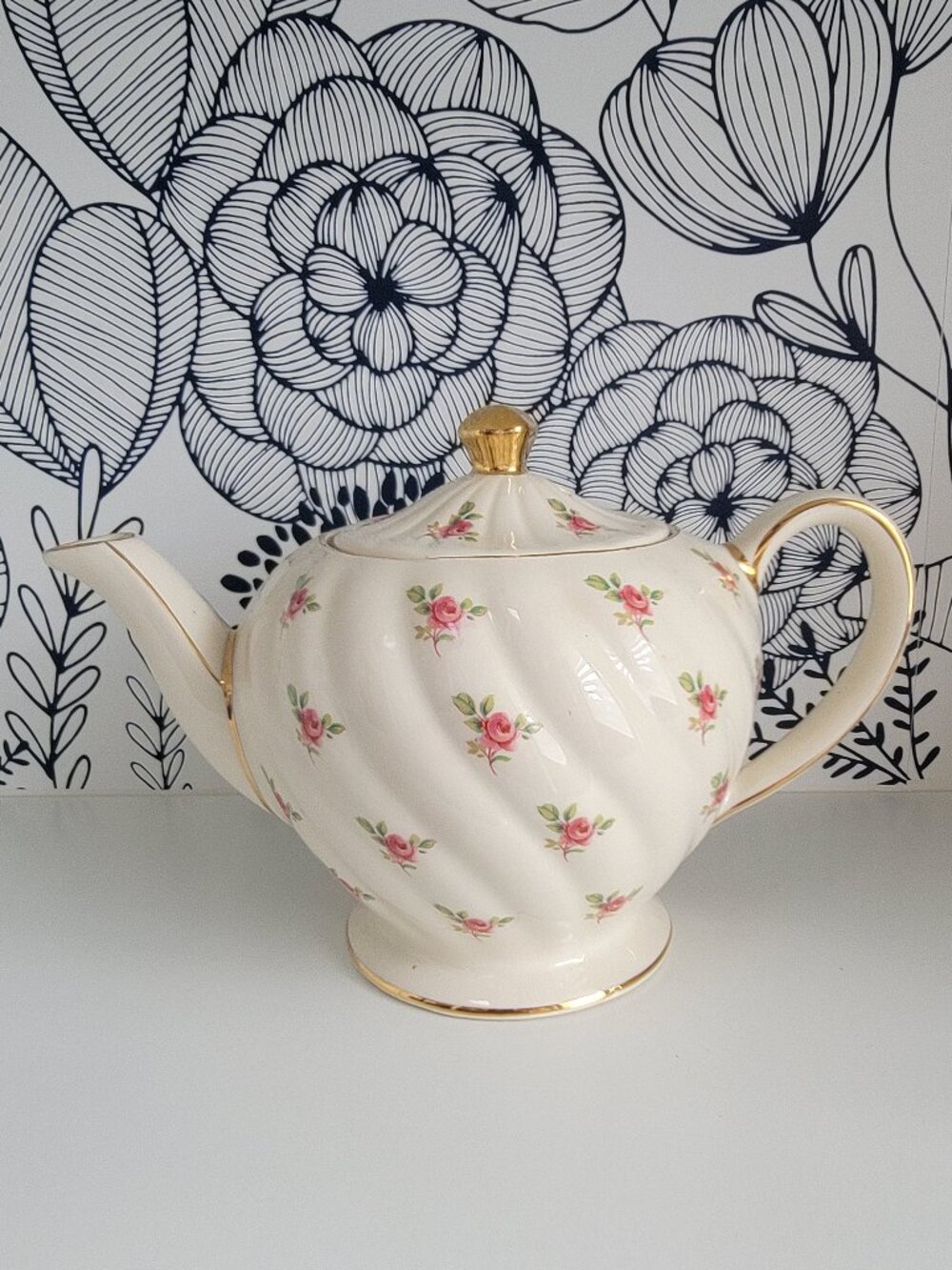 Sadler teapot with pink rosebuds and swirled fluting; gold trim and knob
